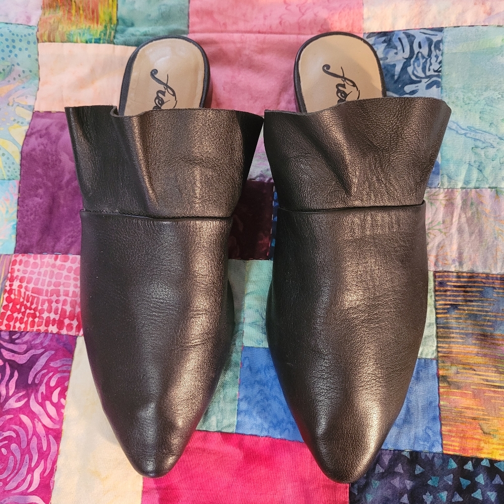 Black leather pointed toe Mules
